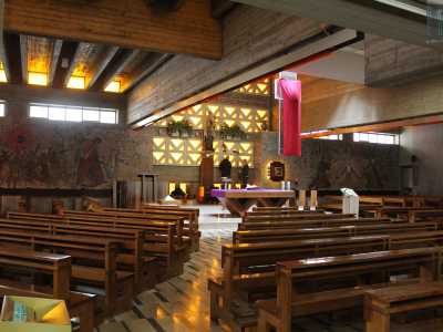 L'interno � per� uno spazio fortemente �emozionale�, al tempo stesso austero e ricco e caratterizzato da un vivace gioco di luci e di ombre. Coppie di travi di cemento armato dal ridotto spessore scandiscono il soffitto, mentre ai nostri piedi si stende un pavimento in pietra di Apricena con inserti in basaltina